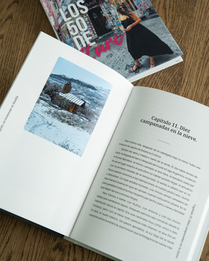 Libro MILA abierto mostrando una foto y un capítulo
