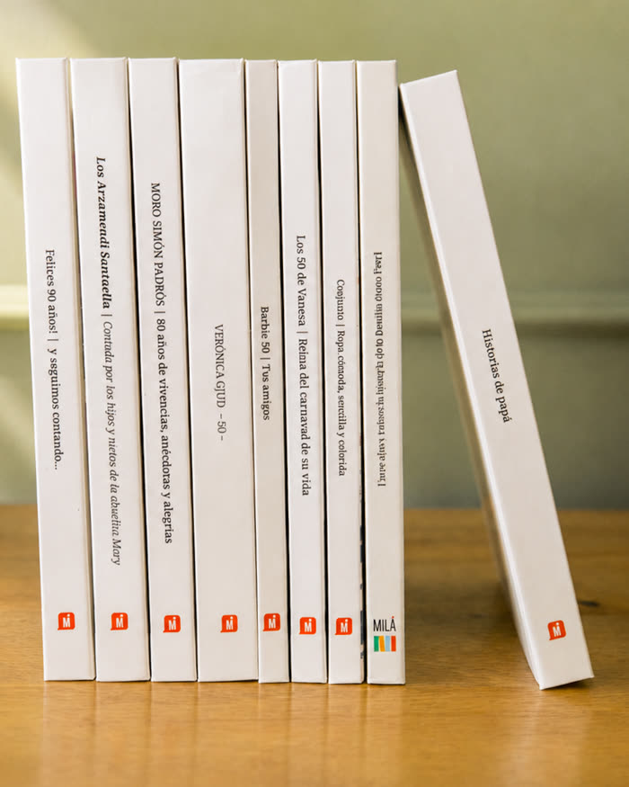 Libros MILA parados en un estante