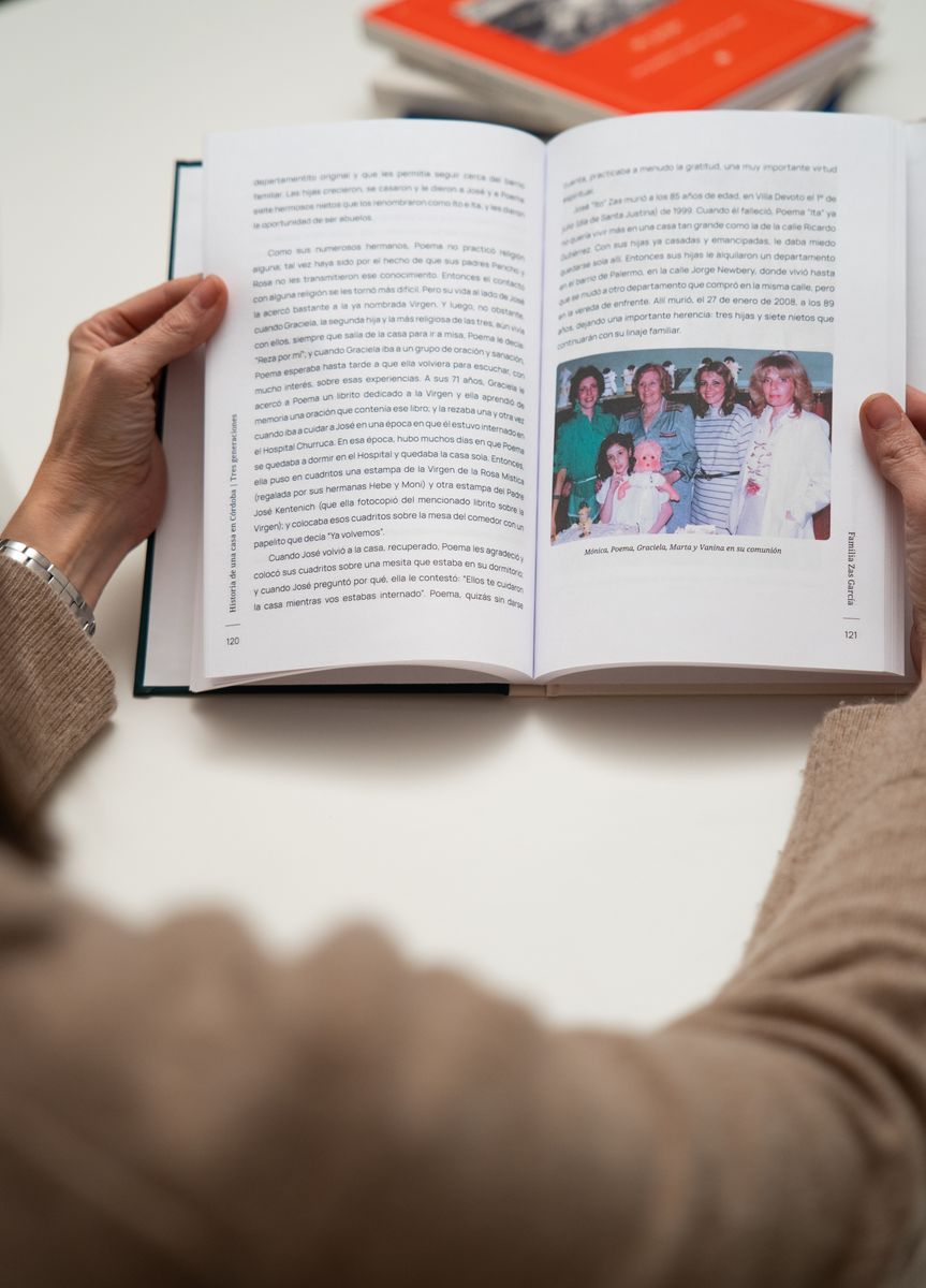 Persona leyendo su libro MILA