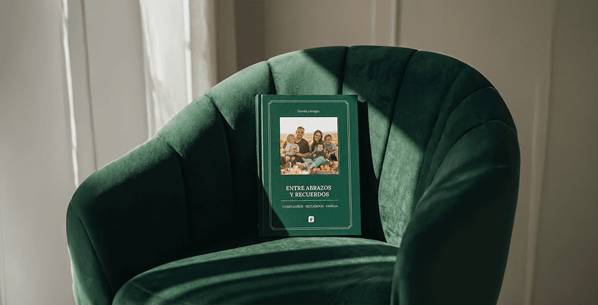 Libro MILA sobre un sillón